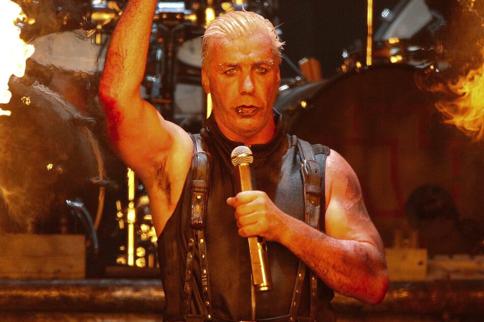 So kennt man Till Lindemann (59): auf der Bühne als Rammstein-Frontmann, wie hier 2013 beim Festival in Wacken. (Archivfoto)