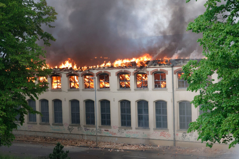 Eine Produktionshalle der Gießerei Gienanth an der Schönherrfabrik brannte am 2. Juni komplett aus.