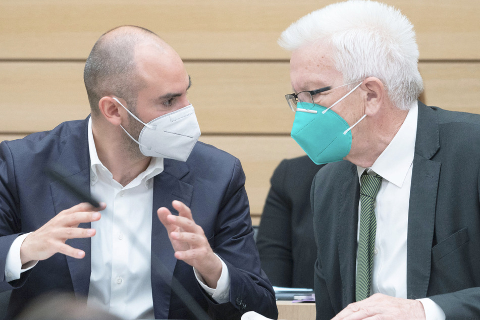 Baden-Württembergs Ministerpräsident Winfried Kretschmann (73, r.) und Finanzminister Danyal Bayaz (37, beide Grüne) stellen am Dienstagmittag den Medien die Pläne für den Haushalt 2022 vor.