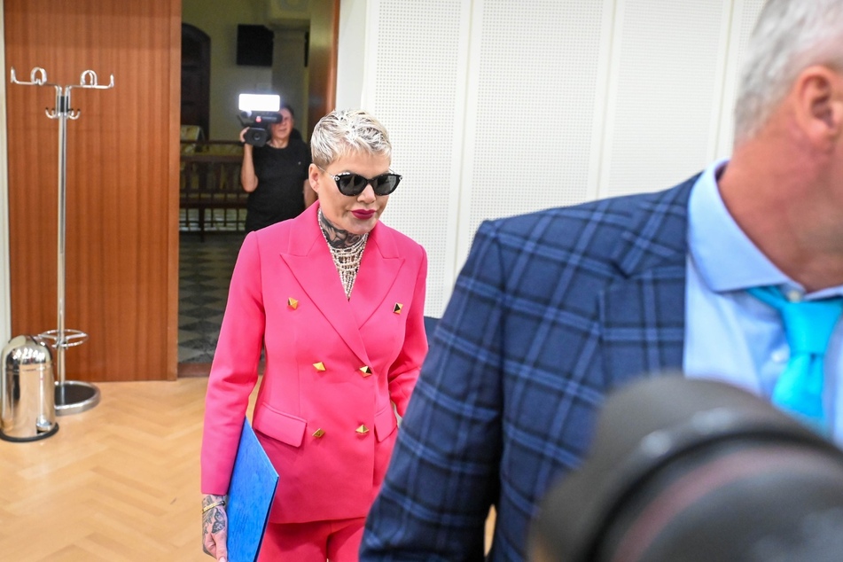 Mit dicker Sonnenbrille erscheint Melanie Müller (36) am Dienstagmorgen am Leipziger Amtsgericht.