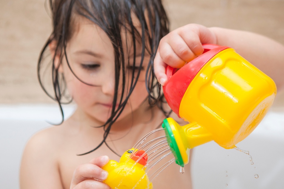 Nicht nur Badetiere, sondern auch andere Wasserspielzeuge wie eine Gießkanne können mit den hier genannten Methoden gereinigt werden.