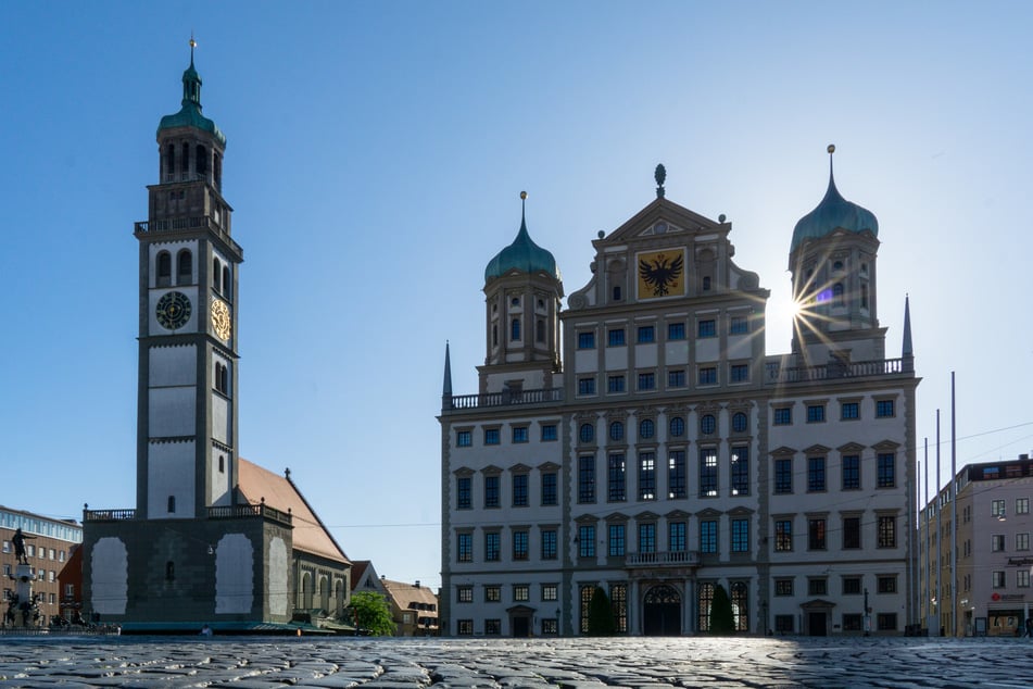 Augsburger Perlachturm und Rathaus als Teil der Sehenswürdigkeiten der Stadt.