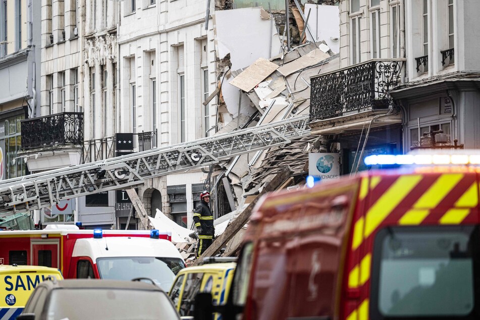 Am Samstagmorgen stürzten im Zentrum von Lille zwei kleine, nebeneinander liegende Gebäude ein.