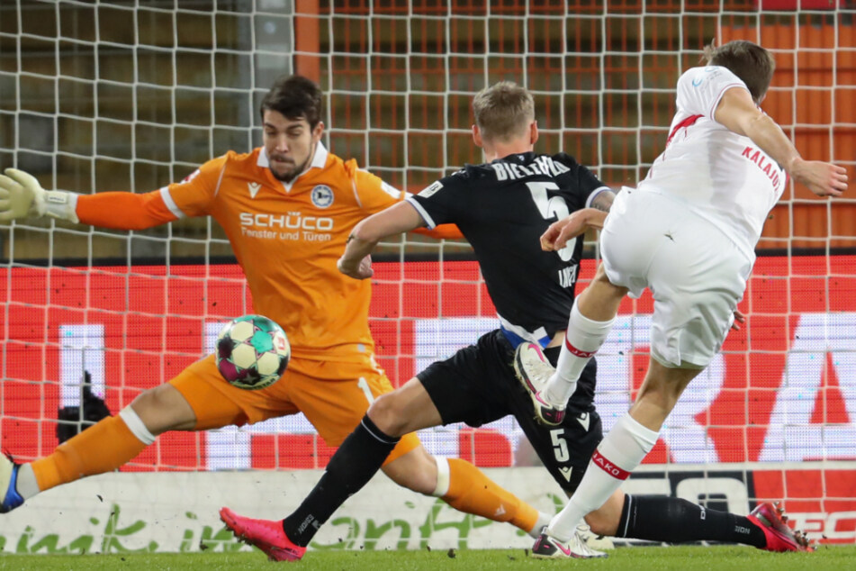 Sasa Kalajdzic (r.) mit der Gelegenheit zur VfB-Führung, doch Stefan Ortega (l.) pariert.