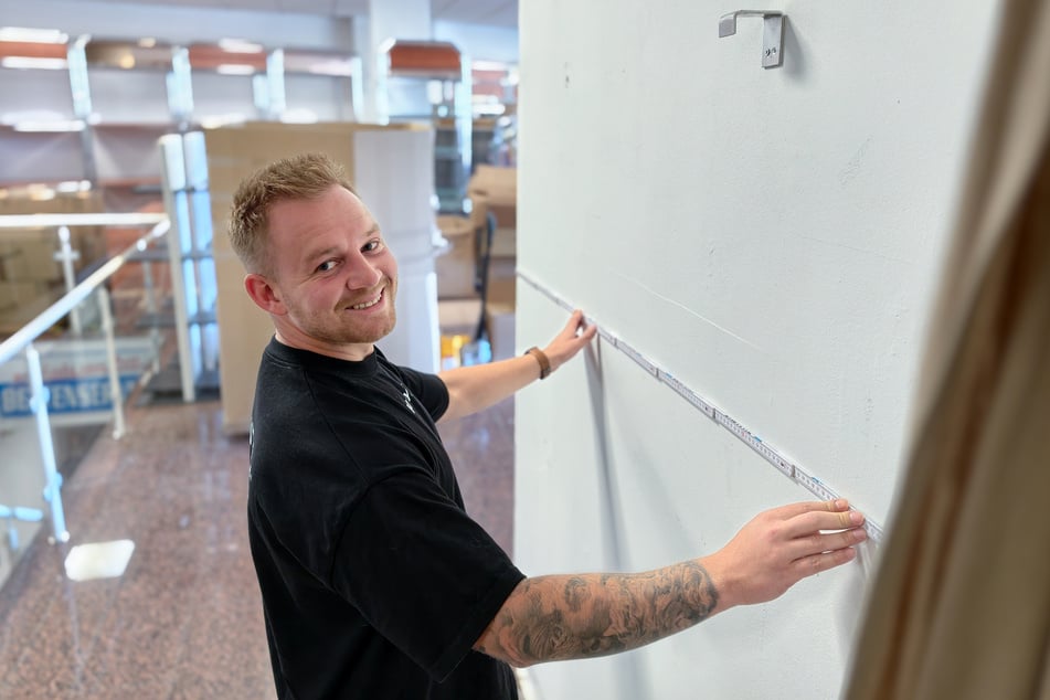 Franchisenehmer Felix Tusnik (31) klärt noch letzte Fragen zur Umsetzung.