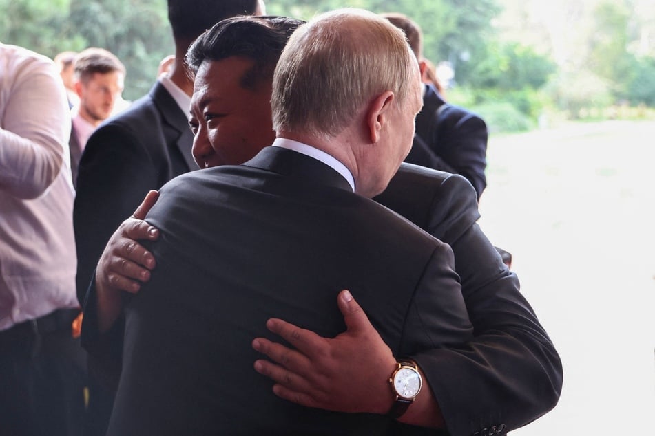 Wladimir Putin (72) und Kim Jong-un (41) liegen sich im Arm. Die beiden Despoten sind mittlerweile enge Verbündete.