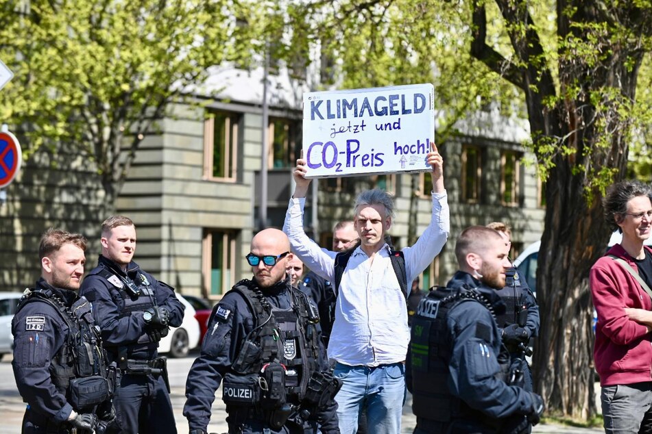 Der Dresdner Aktivist Christian Bläul (42) forderte die Auszahlung des versprochenen Klimageldes. Die Bürger in Deutschland sollen 2025 die finanzielle Entlastung erhalten.