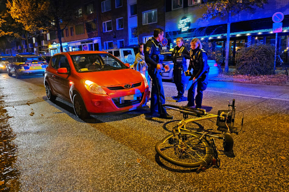 Ein 76-jähriger Radfahrer ist am späten Donnerstagabend bei der Kollision mit einem Auto in Hamburg schwer verletzt worden.
