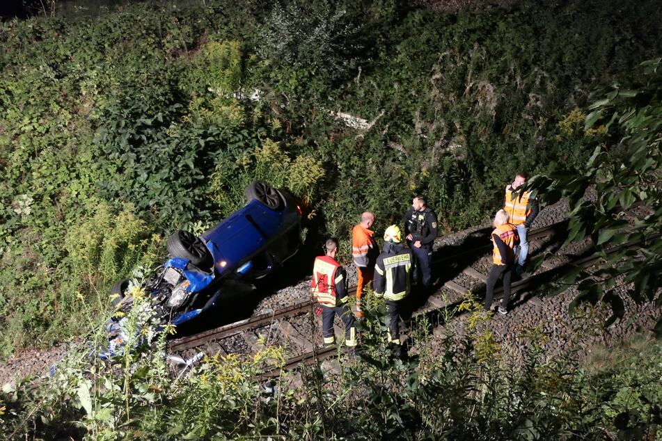 Bei einer Verfolgungsjagd im Landkreis Leipzig ist in der Nacht zu Donnerstag ein Audi mehrere Meter in die Tiefe gestürzt und schließlich im Gleisbett der Bahnstrecke Bad Lausick-Leipzig liegen geblieben.