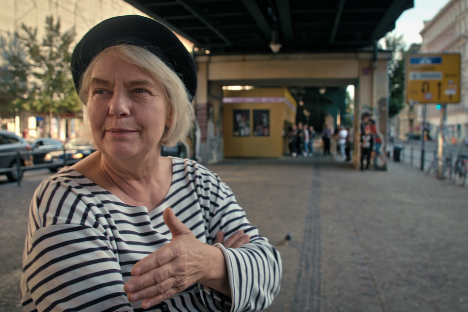 Christiane wurde 1953 in Ost-Berlin geboren und lebt immer noch in der Hauptstadt.
