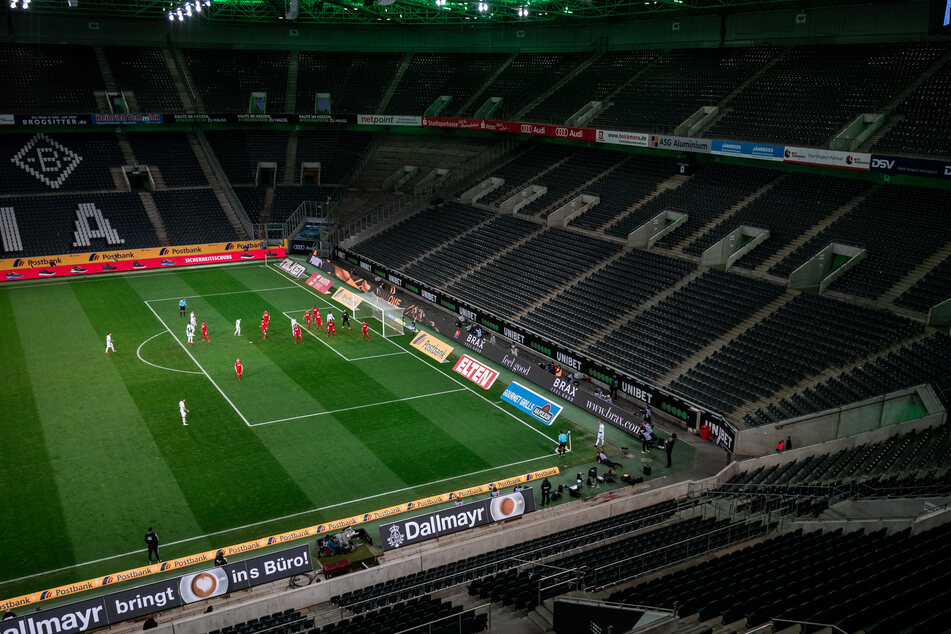Die Fußballstadien bleiben derzeit komplett leer.
