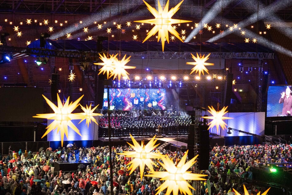 Zum "Großen Adventskonzert" erstrahlt das Rudolf-Harbig-Stadion im Glanz der Herrnhuter Sterne.