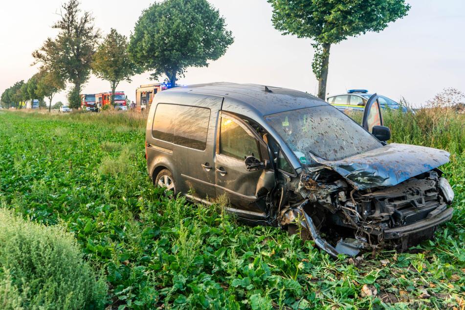 Fahrer (20) schwer verletzt: VW kommt von Straße ab und überschlägt sich