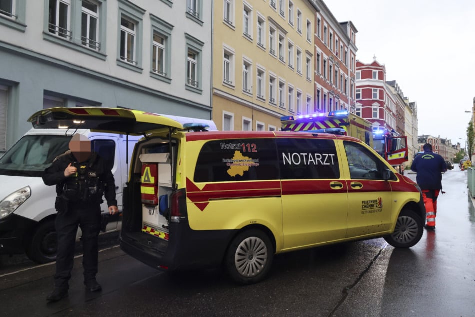 Tragischer Unfall in Chemnitz: Kind stürzt aus Fenster