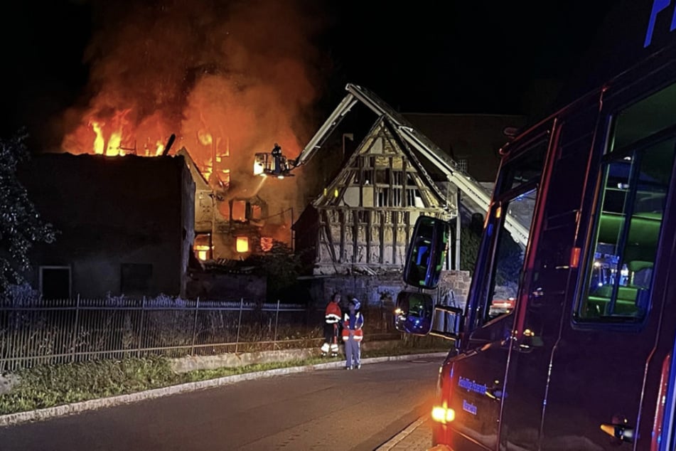 Anwohner hören Knall, dann steht Haus lichterloh in Flammen