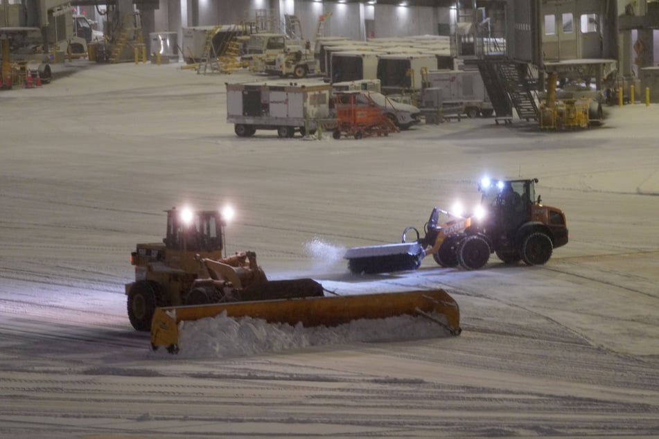 Schneepflüge räumen das Vorfeld auf dem LaGuardia Airport in New York.