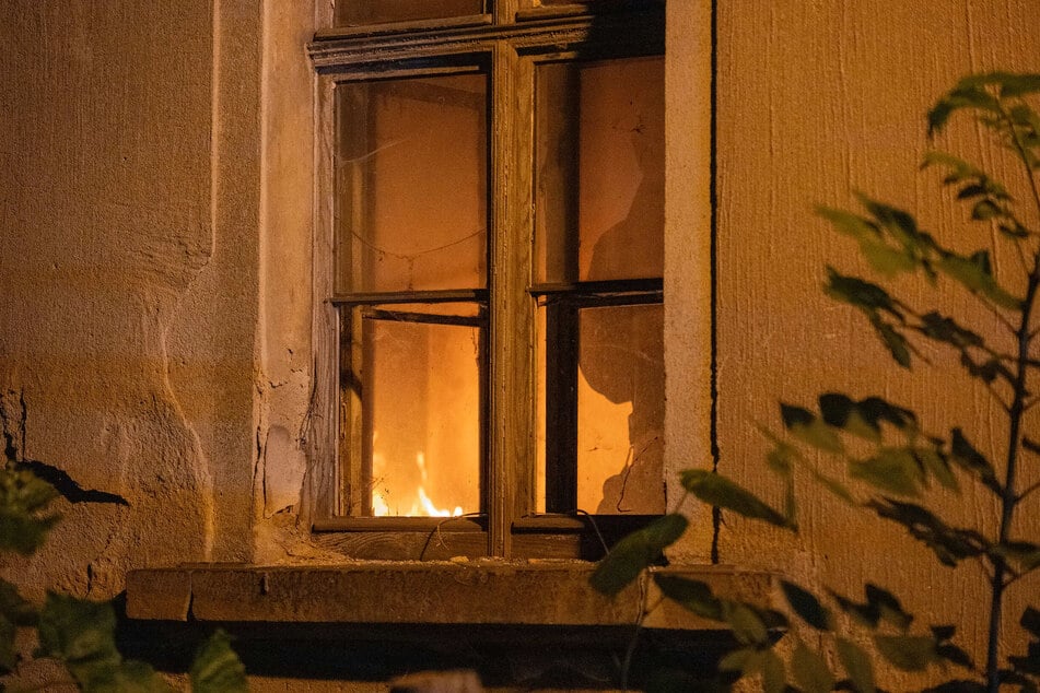 Bei Eintreffen der Feuerwehr war bereits ein Flammenschein zu sehen.