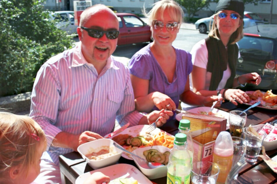 Die große Schnitzel- und Getränkeauswahl können Gäste im sommerlichen Biergarten genießen.