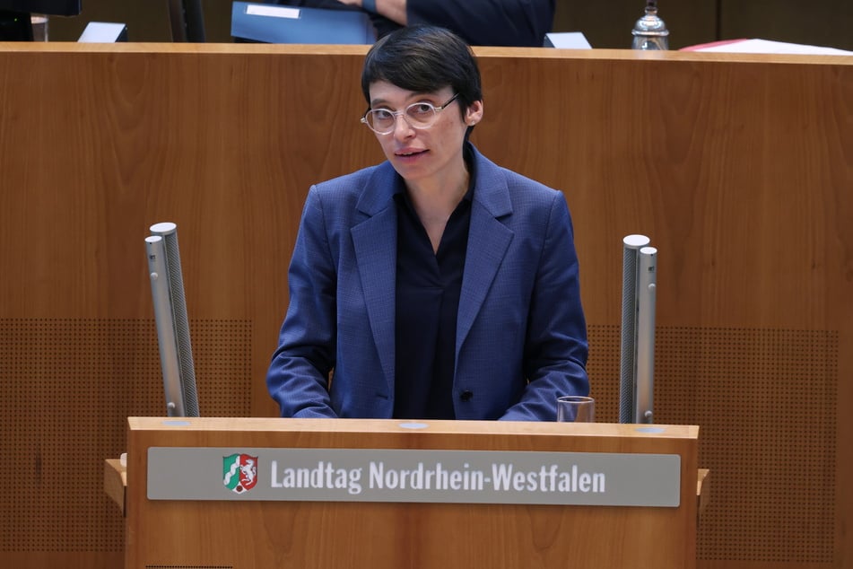 Ministerin Josefine Paul (42, Grüne) plant die flächendeckende Einführung der Bezahlkarte für Geflüchtete.