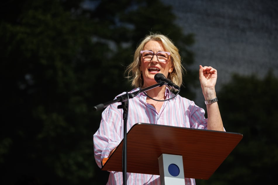 Monika Gruber (55) wettert über die Vermüllung in deutschen Städten.