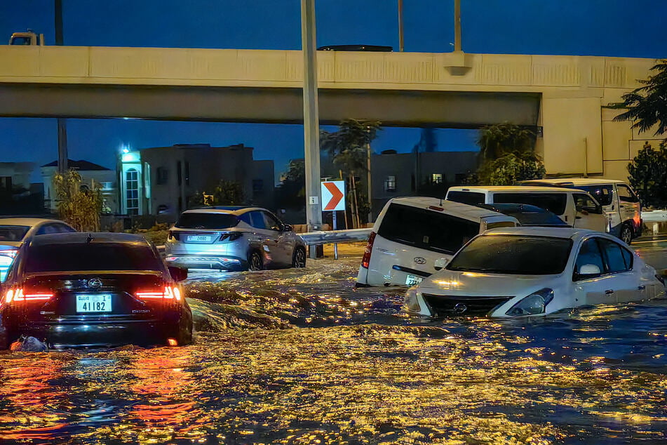 Land unter im Wüstenstaat: Die Vereinigten Arabischen Emirate wurden von einem heftigen Sturm mit enormen Regenmassen überrascht.