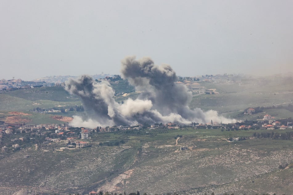 Nach einem israelischen Luftangriff in einem südlibanesischen Dorf nahe der israelischen Grenze steigt Rauch auf.