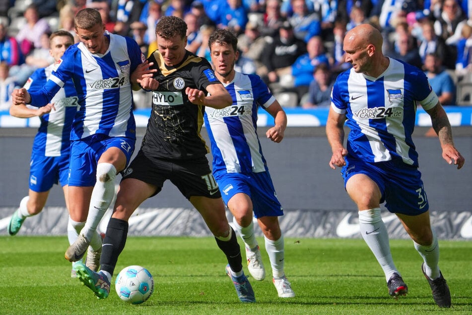 Kapitän Toni Leistner (34, r.) hat seiner Mannschaft nach der Pleite gegen Elversberg eine "unterirdische Leistung" bescheinigt.