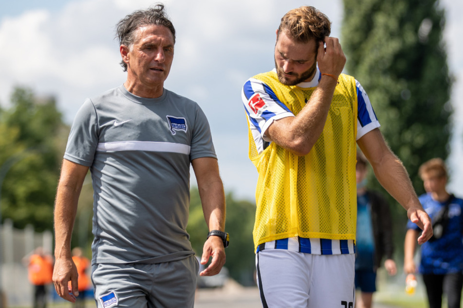 Bruno Labbadia im Gespräch mit Neuzugang Lucas Tousart.