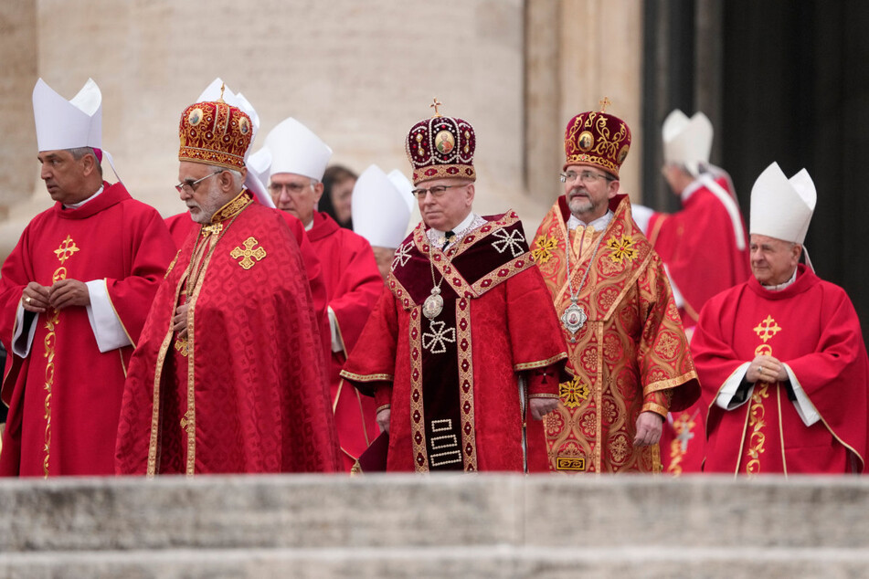 Laut Vatikan haben an der öffentlichen Trauerfeier für den verstorbenen Papst Benedikt XVI. rund 50.000 Menschen teilgenommen.