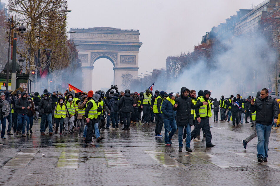 So wie hier bei einer Demonstration der Gelbwesten könnte es auf der Champs-Élysées bald wieder aussehen.