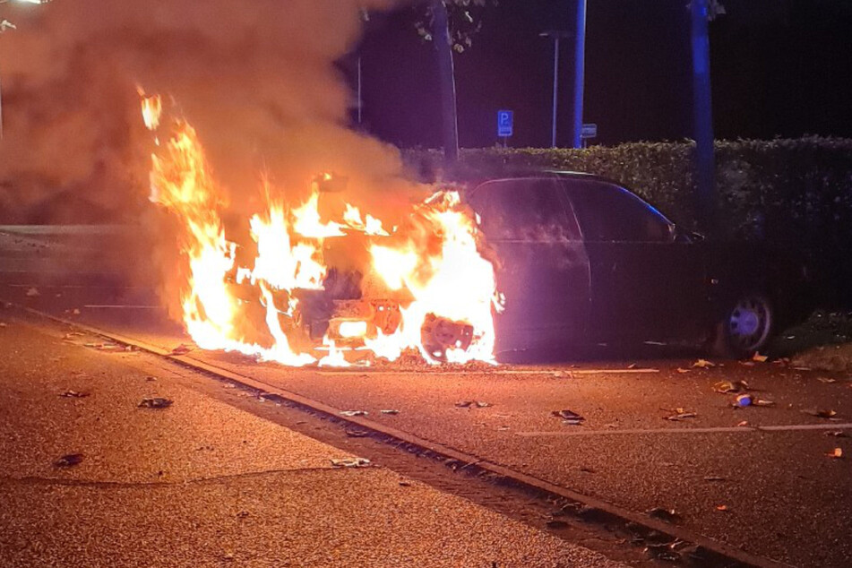 Audi A6 brennt im Allerpark: Polizei sucht Zeugen von Brandstiftung