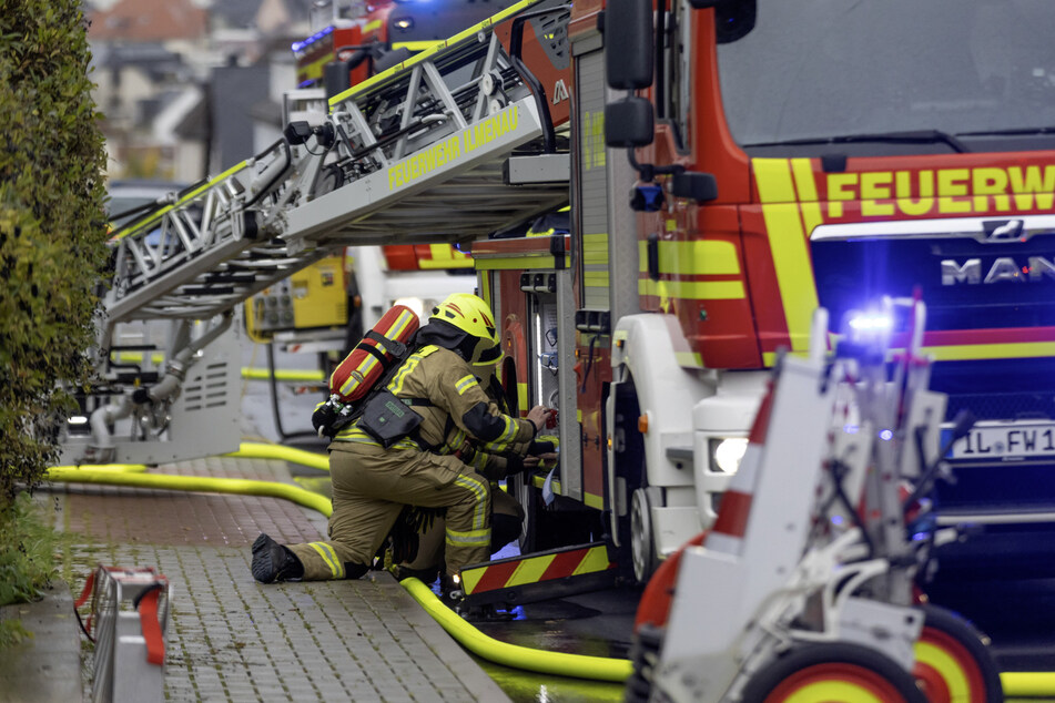 Wohnhausbrand: Mehr als drei Dutzend Feuerwehrkräfte im Einsatz, eine Person schwer verletzt!