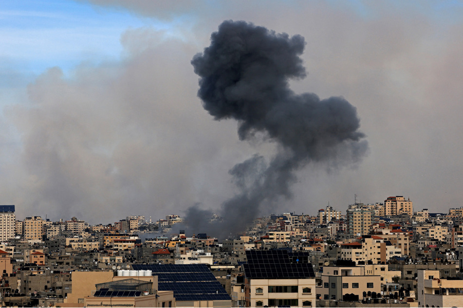 Derweil bombardiert die israelische Luftwaffe Ziele im Gaza-Streifen.