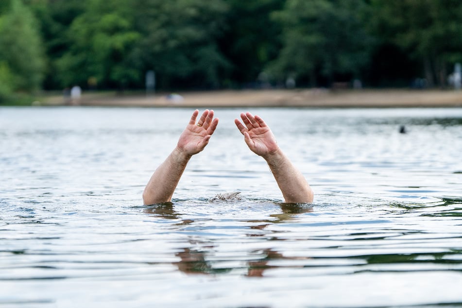 Im Ortenberger Schlossblicksee geriet ein 52-Jähriger ins Wanken. Dann ging er unter und drohte zu ertrinken. (Symbolbild)