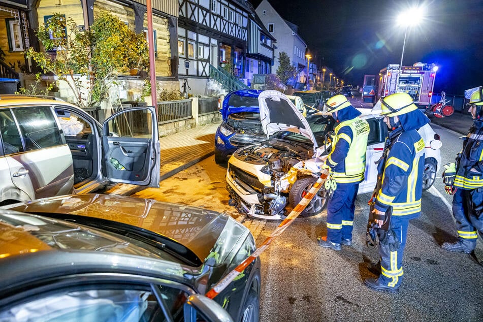 Einsatzkräfte der Feuerwehr vor Ort.