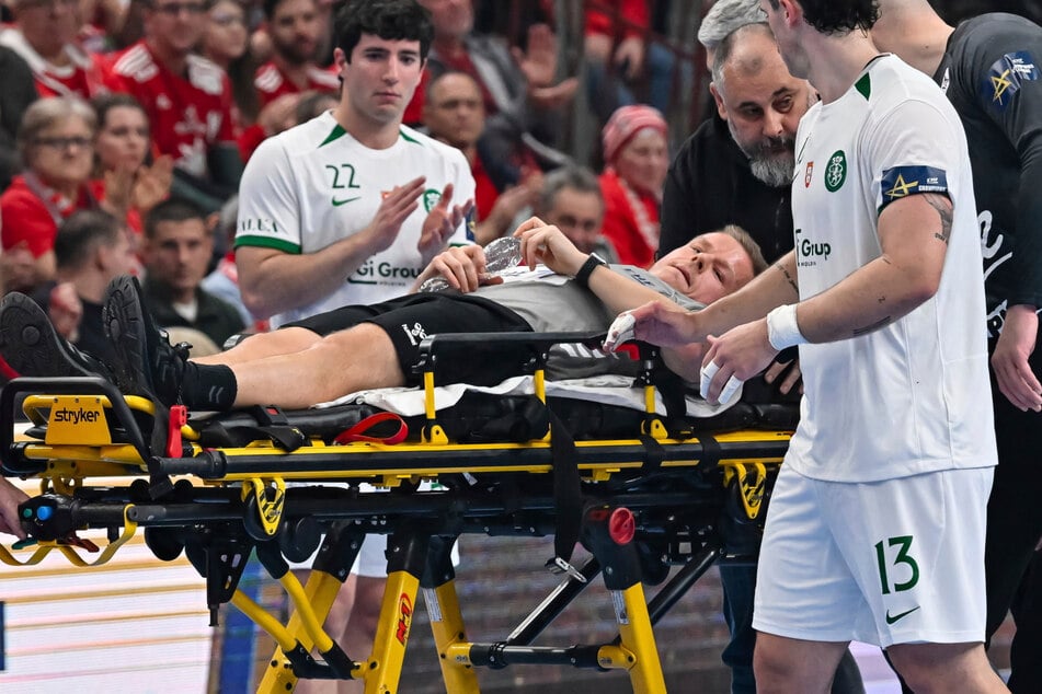 ¡Momentos de miedo! Un árbitro de balonmano se desploma durante un partido