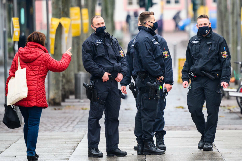 Polizisten bei Maskenkontrollen in der Mainzer Innenstadt (Archivbild).