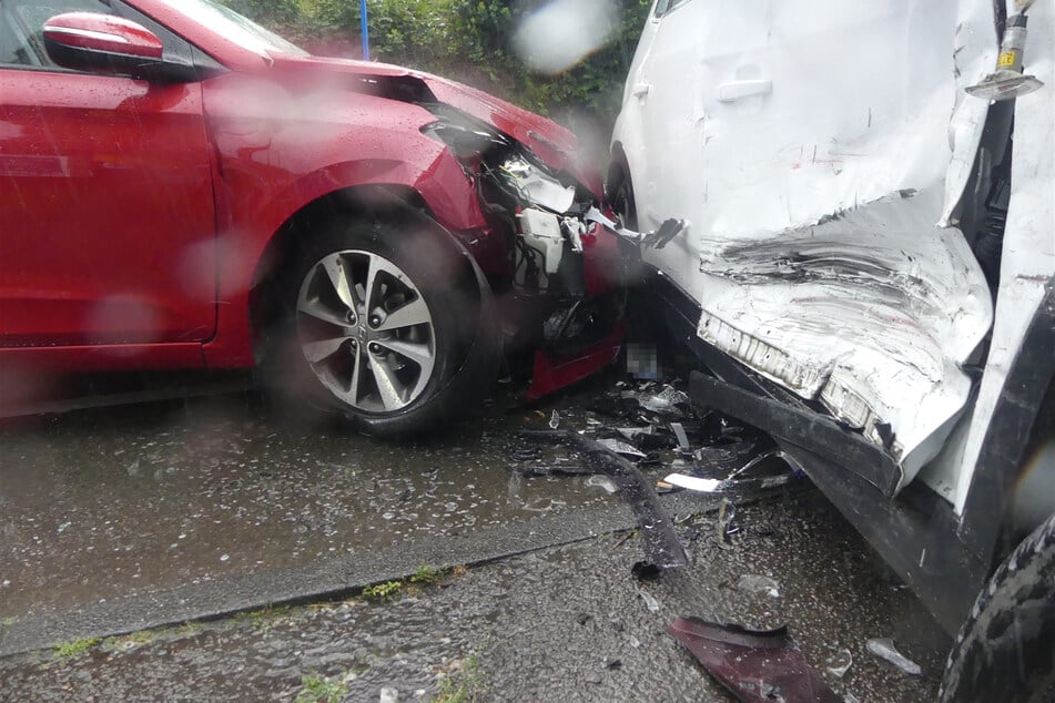 Die Autos waren nach dem Crash in Wipperfürth nicht mehr fahrtauglich und mussten abgeschleppt werden.