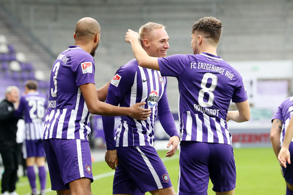 Florian Krüger (m.) trifft zum 1:0 und jubelt mit Louis Samson und Tom Baumgart (r.).