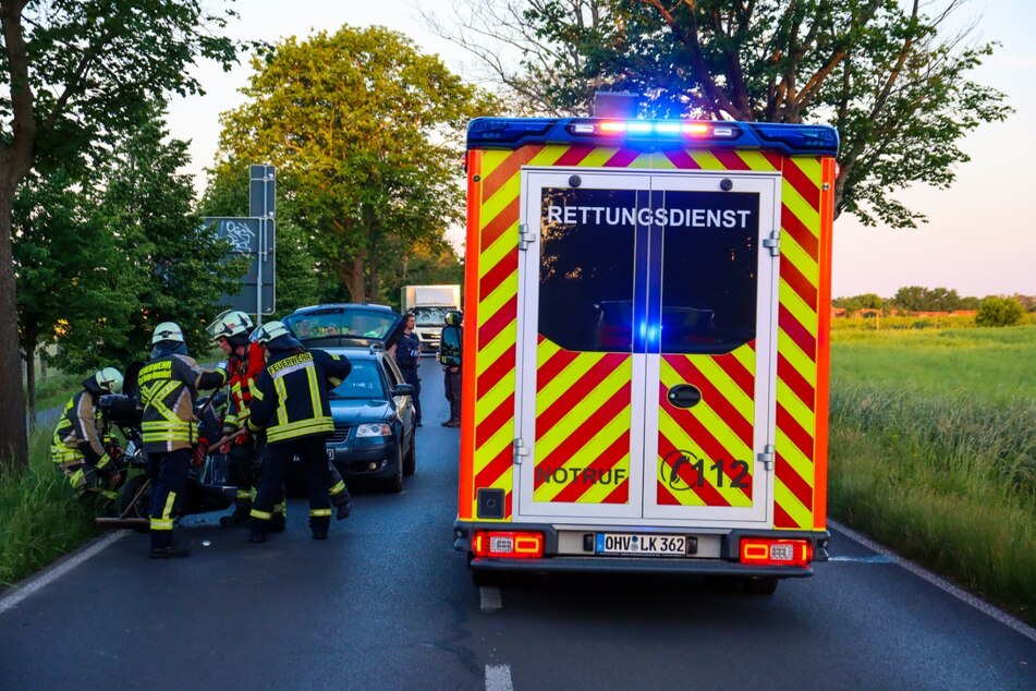 Ein Auto soll auf einen Motorroller aufgefahren sein.