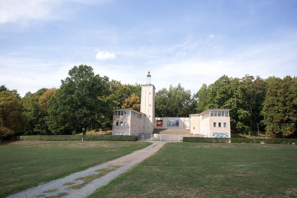Bei einer Führung könnt Ihr einen Blick hinter die Kulissen der Küchwaldbühne werfen.