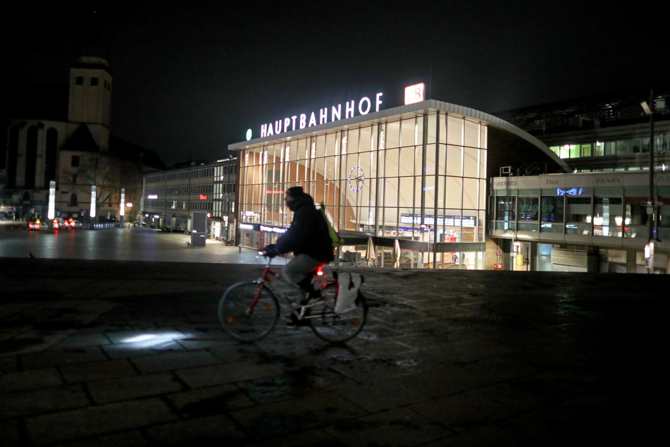 Einige Trickdiebe schlugen am Kölner Hauptbahnhof zu. (Symbolbild)