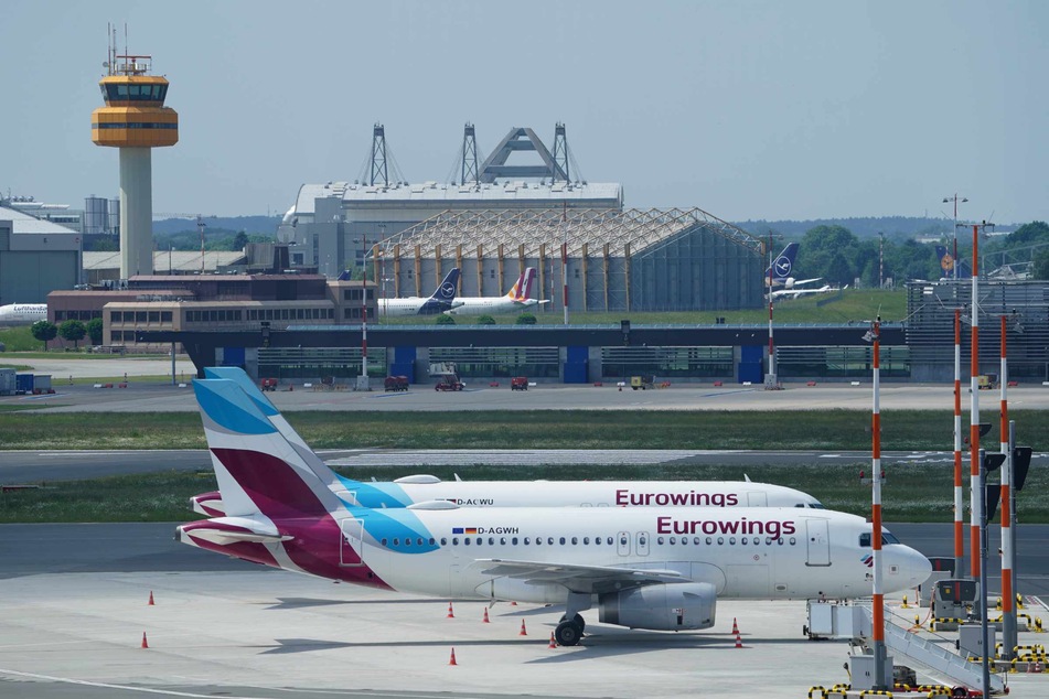 Passagierflugzeuge der Fluggesellschaft Eurowings stehen auf dem Vorfeld.