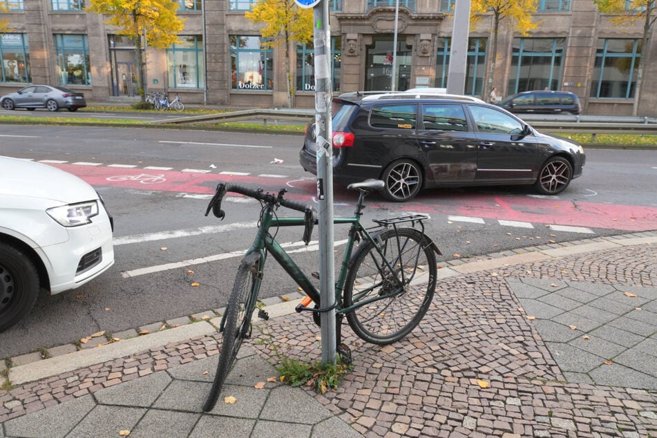 Das Vorderrad des Fahrrads wurde deformiert, als der VW im Hintergrund die Frau (26) erfasste.
