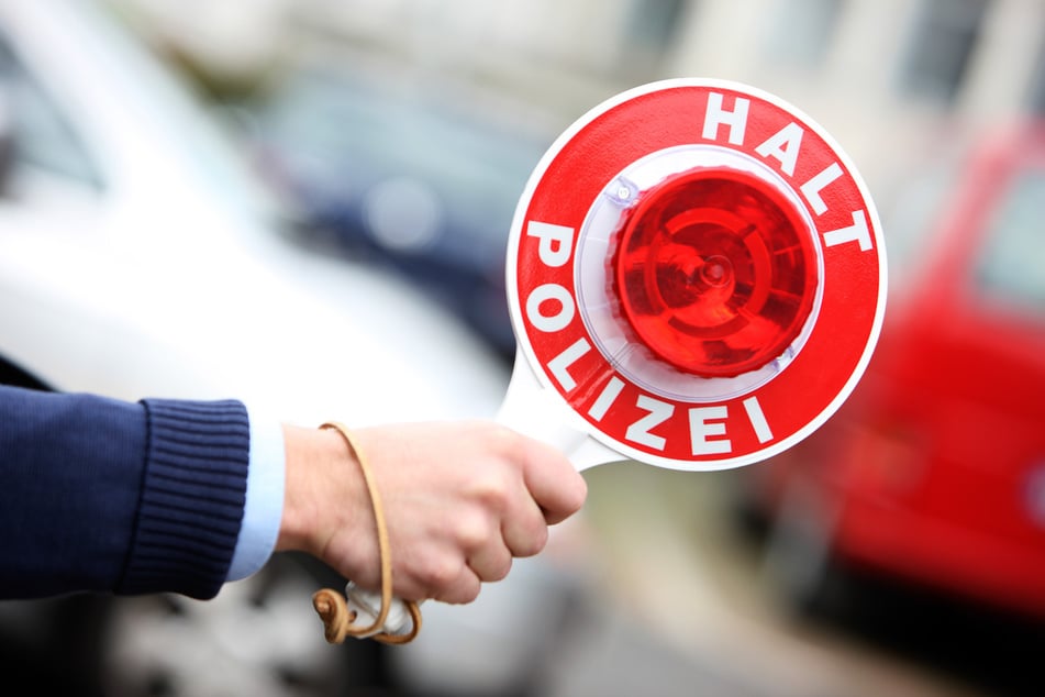 Verkehrs-Kontrolle wird zum Volltreffer: Polizei macht beachtlichen Fund bei 22-Jährigem
