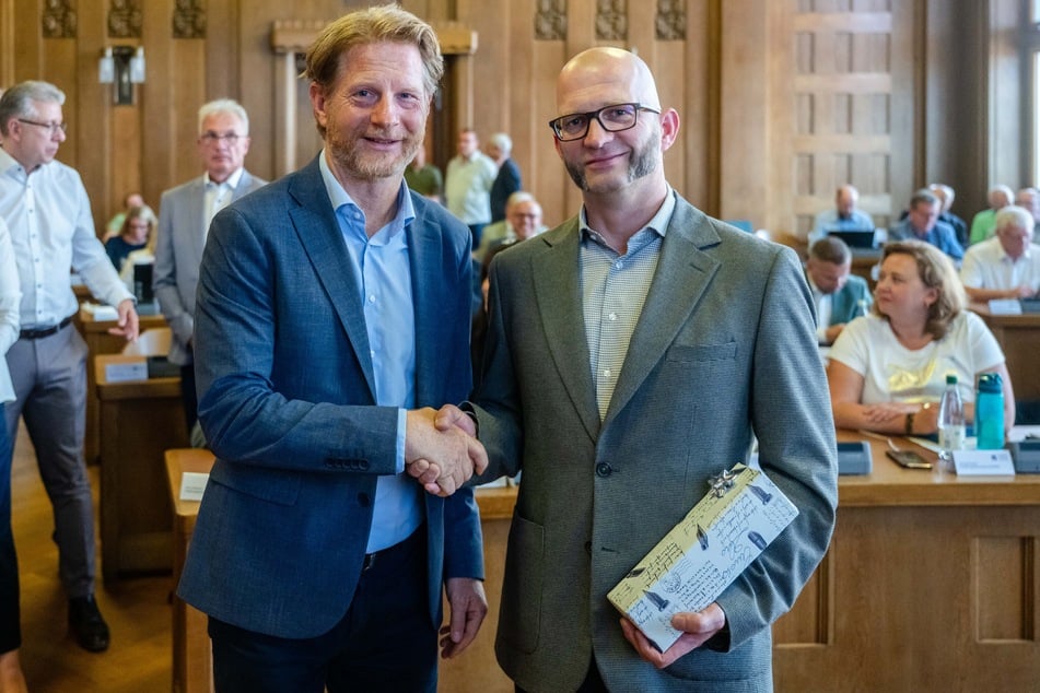 Noch-Baubürgermeister Michael Stötzer (52, Grüne) gratuliert seinem Nachfolger Thomas Kütter (49, parteilos) zur Wahl.