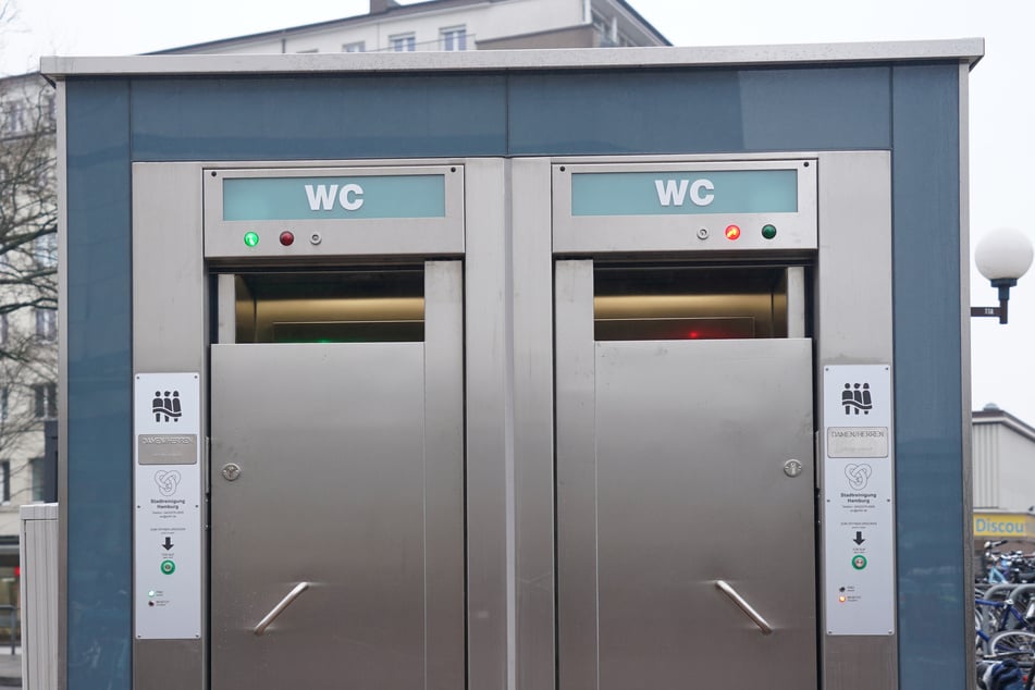 Mann beschmiert öffentliche Toilette - und verrät sich auf witzige Weise selbst