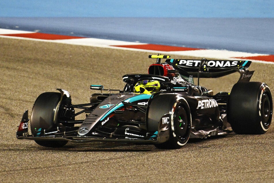 Lewis Hamilton (39) fährt in Bahrain mit gebrochenem Sitz.