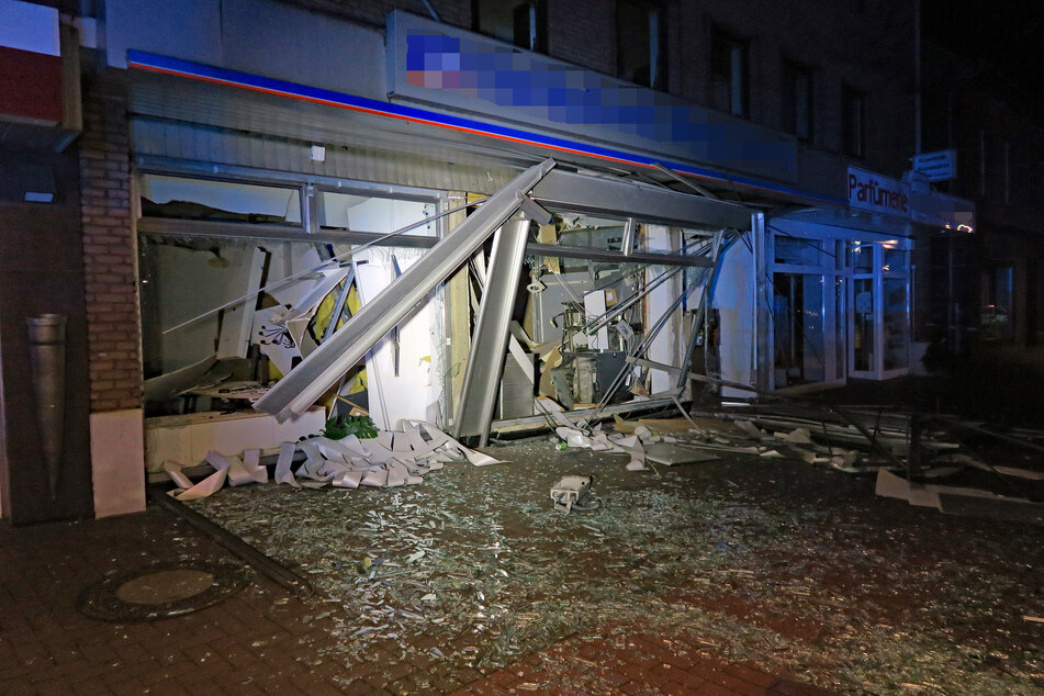Durch die Detonation wurde die Bankfiliale sowie das gesamte Gebäude erheblich in Mitleidenschaft gezogen.