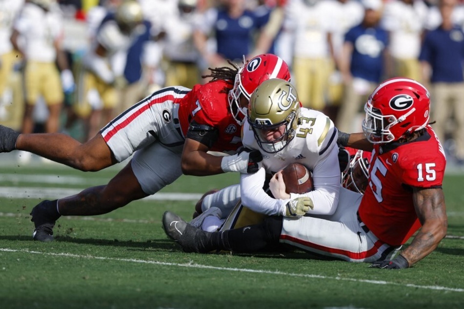 Freshman Bulldog linebacker Marvin Jones Jr. (r) is expected to return to practice this week, per head coach Kirby Smart.